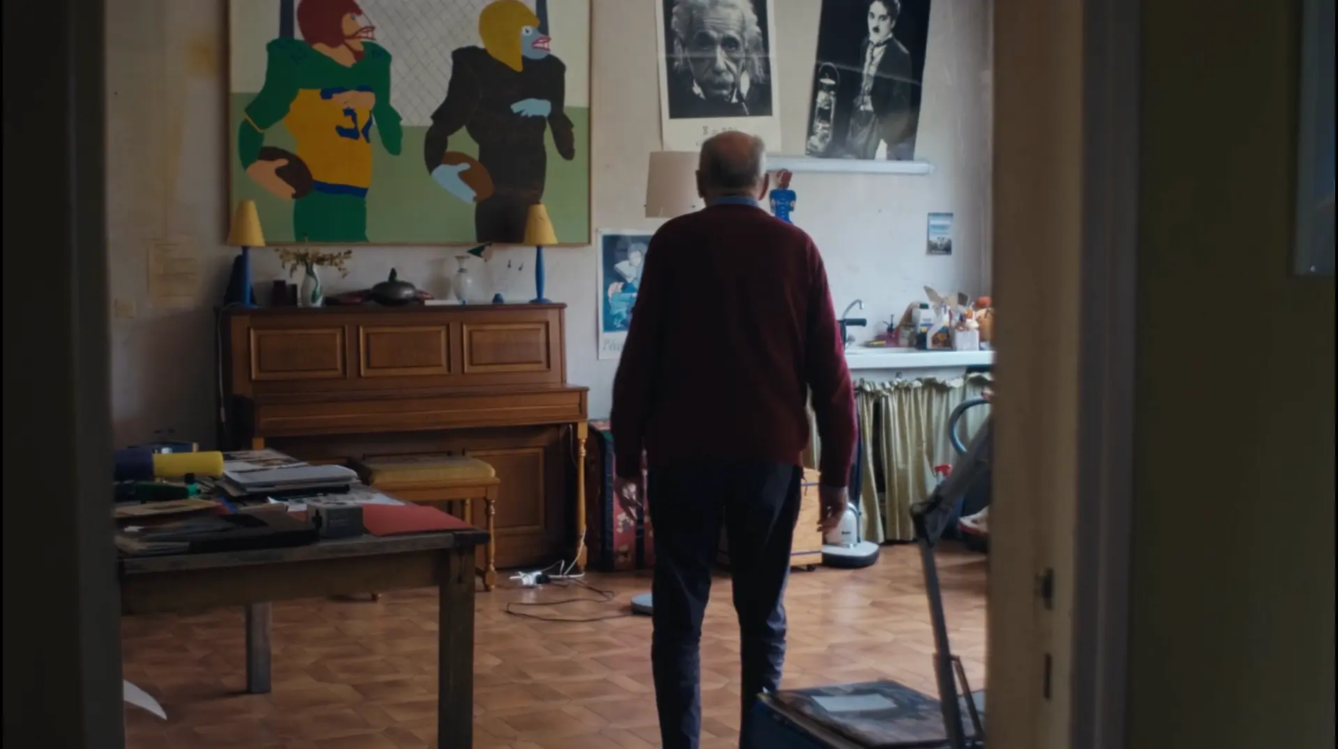Photogramme du documentaire « J'ai arrêté de vieillir » — Jacques dans l'atelier