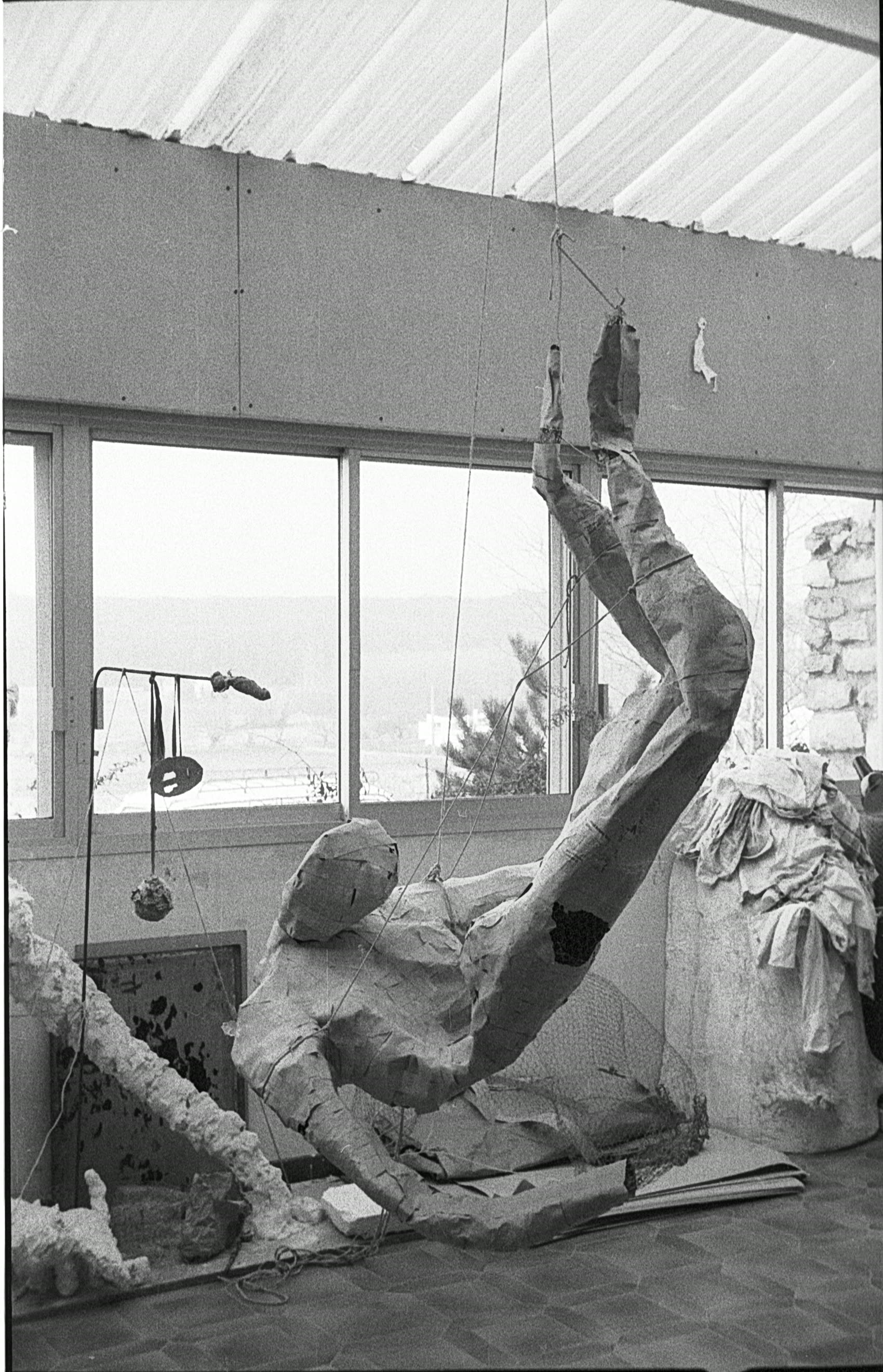 Sculpture suspendue dans l’atelier